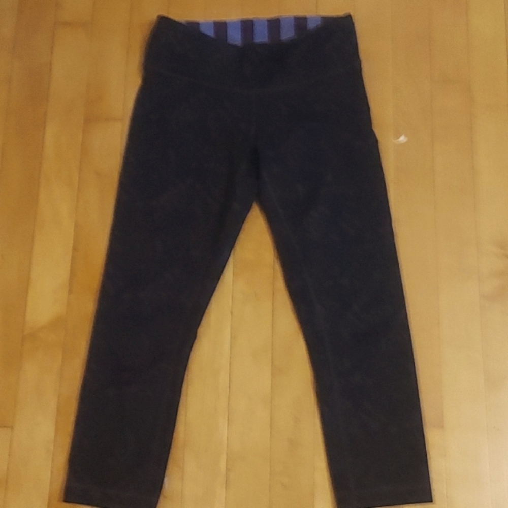 5/$40 NWOT Lululemon cropped legging sz 4 black w/ purple paisley waist pocket